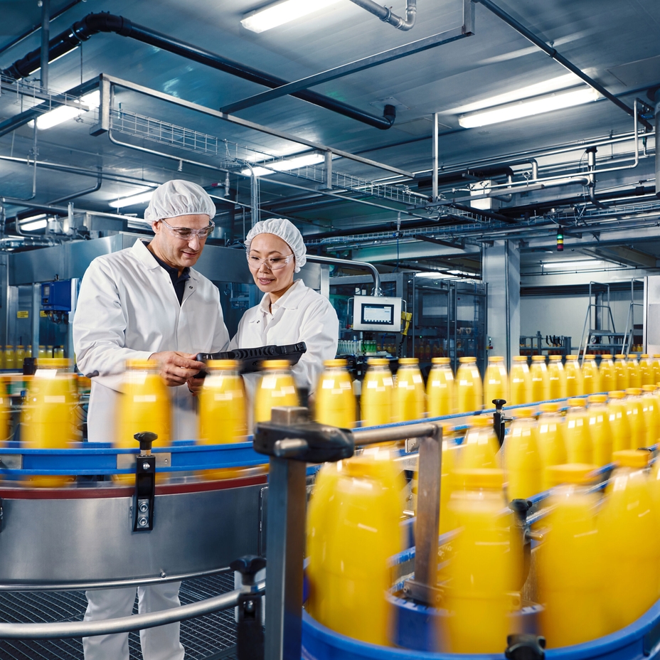 Llenado de zumo de naranja en una planta de producción de bebidas